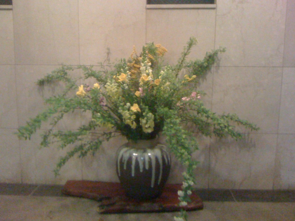 帰ってきたとき、お出かけの時にホッとするようにお花を飾っています