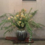 帰ってきたとき、お出かけの時にホッとするようにお花を飾っています